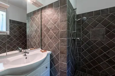 a bathroom with a sink and a shower at Casa Bavitoli 1er étage - Avec jardin et terrasse in Cauro