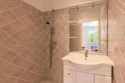 a bathroom with a sink and a shower with a mirror at Casa Bavitoli 1er étage - Avec jardin et terrasse in Cauro