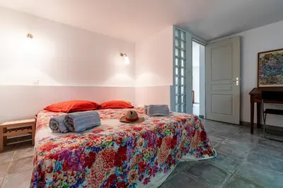 a bedroom with a bed with a hat on it at Casa Bavitoli RDC - Avec jardin in Cauro