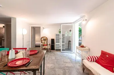 a living room with a table and a couch at Casa Bavitoli RDC - Avec jardin in Cauro