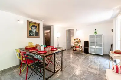 a living room with a table and chairs at Casa Bavitoli RDC - Avec jardin in Cauro