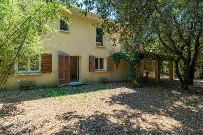 an empty yard in front of a house at Casa Bavitoli RDC - Avec jardin in Cauro