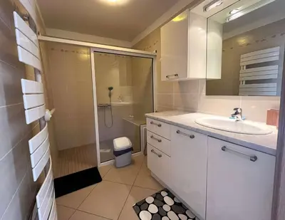 a bathroom with a sink and a shower and a toilet at MORIANI Centre Lumineux T3 à deux pas de la mer et commerces in Moriani Plage
