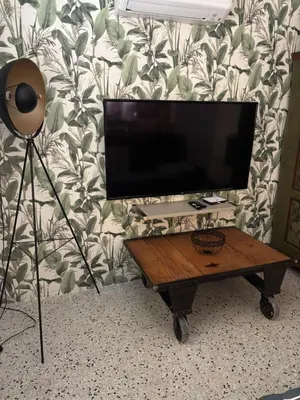 a flat screen tv on a table in front of a wall at Bella Suare in Calenzana