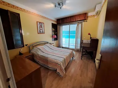 a bedroom with a bed and a desk and a window at Appartement Ajaccio centre, climatisé, parking in Ajaccio