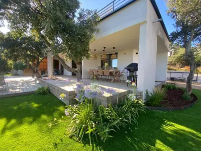 a house with a garden and a patio at Villa & Casa Sadrea in Lecci