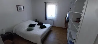 a small bedroom with a bed and a window at Agréable bas de villa in Furiani