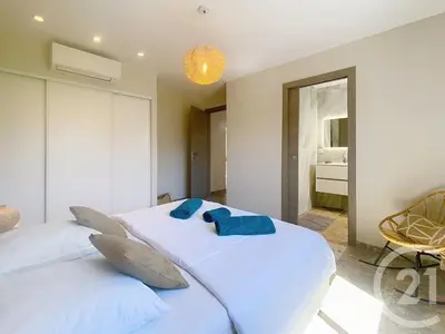 a bedroom with two white beds and a chair at Villa de standing, proche des plages et au calme in Lecci