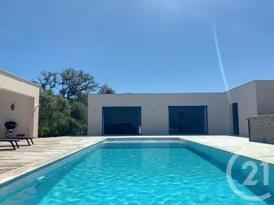 an image of a swimming pool in a villa at Villa de standing, proche des plages et au calme in Lecci