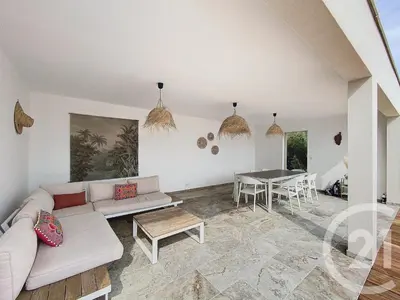 a living room with a couch and a table at Villa de standing, proche des plages et au calme in Lecci