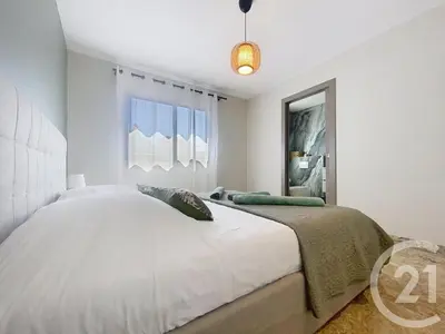 a bedroom with a large white bed and a window at Villa de standing, proche des plages et au calme in Lecci