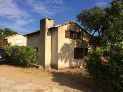 a small house with a car parked in front of it at Villa Surleau in Zonza