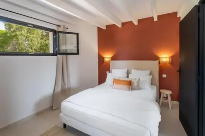 a bedroom with a white bed and a window at Villa Sempietru, 8 pers, lagon & plage à pied in Lecci