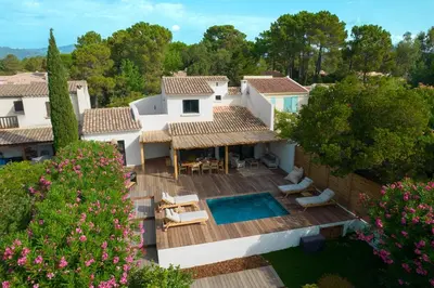 an aerial view of a house with a swimming pool at Villa Sempietru, 8 pers, lagon & plage à pied in Lecci