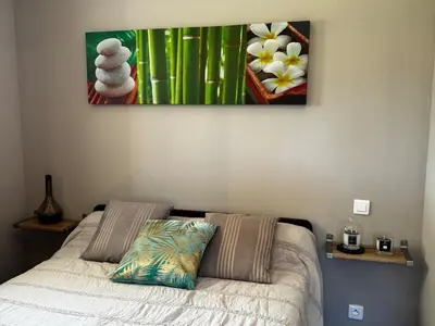a bedroom with a bed and a painting on the wall at Maison à 2 minutes de la mer en voiture in Sorbo-Ocagnano