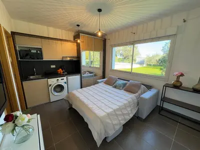 a small bedroom with a bed and a kitchen at Maison à 2 minutes de la mer en voiture in Sorbo-Ocagnano
