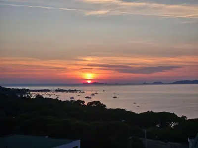 a sunset over a body of water with boats at 1vue,1 lieu, Des vacances in Pietrosella