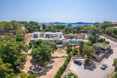 an aerial view of a house with a pool and trees at Villa Monte Sereno Pinarellu in Pinarellu
