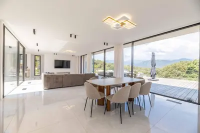 a kitchen and dining room with a table and chairs at Villa Monte Sereno Pinarellu in Pinarellu