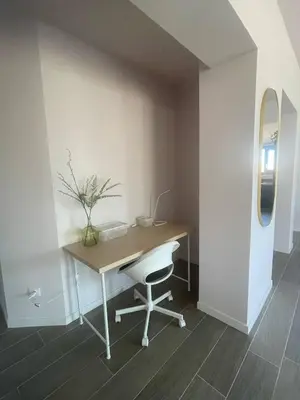 a desk and a chair in a room at U Mandriolu in Prunelli-di-Fiumorbo