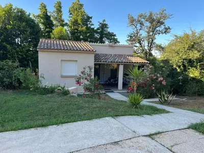 a small house in a yard with a driveway at Maison de vacances en Corse in Prunelli-di-Fiumorbo