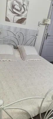 a bed in a room with a picture on the wall at Maison de vacances en Corse in Prunelli-di-Fiumorbo