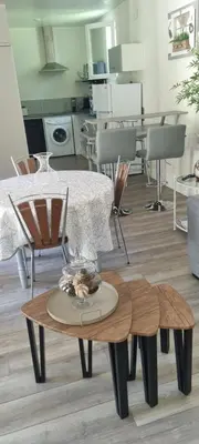 a living room with a table and a kitchen at Maison de vacances en Corse in Prunelli-di-Fiumorbo
