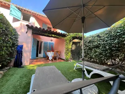 a patio with a table and an umbrella at ST CYPRIEN A6 5 pers à 250m de la plage de sable Saint Cyprien in Lecci