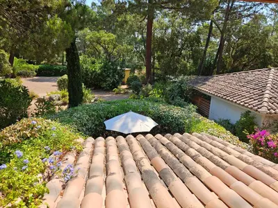 an umbrella sitting on top of a roof at ST CYPRIEN A6 5 pers à 250m de la plage de sable Saint Cyprien in Lecci