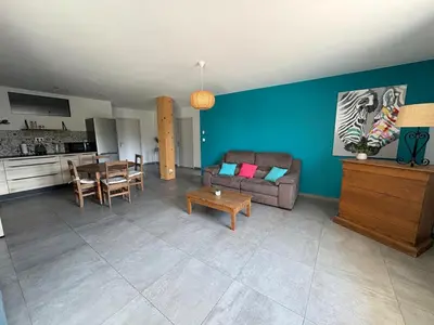 a living room with a couch and a table at Bas de villa 80m2 secteur Ajaccio in Tavaco