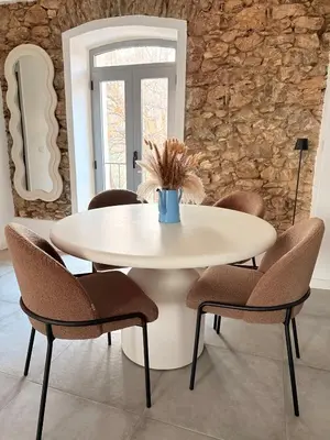 a white table and chairs in a room at Demeure de charme, appartement du Campu di l altru mondu in San-Giuliano