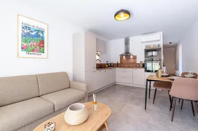 a living room with a couch and a table at L'Île de Beauté - Climatisé in Pietrosella