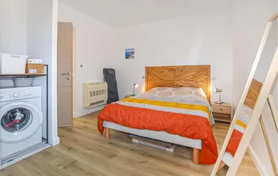 a bedroom with a bed and a washing machine at 2 Bedroom Cozy Apartment In Prunete in Prunete