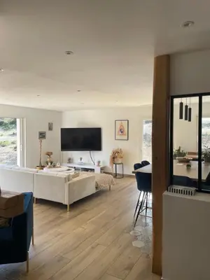 a living room with a large couch and a tv at Villa 4 chambres à Castirla in Castirla