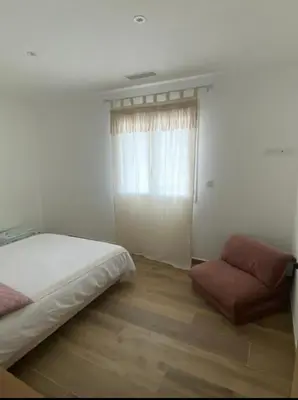a white room with a bed and a window at Villa 4 chambres à Castirla in Castirla