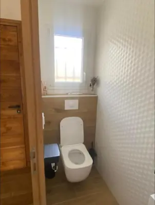 a small bathroom with a toilet and a window at Villa 4 chambres à Castirla in Castirla