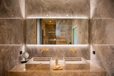 a bathroom with two sinks and a mirror at Villa Lucia Di Arinella in Pinarellu