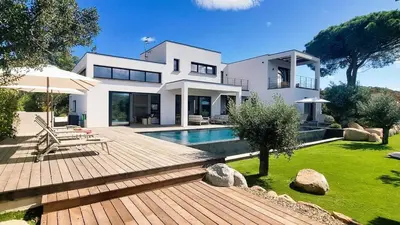 a house with a swimming pool and a wooden deck at Villa Juca, 10 pers, piscine chauffée, 10 minutes plage in Cirendinu