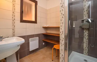 a bathroom with a sink and a shower at Stunning Home In Querciolo in Venzolasca