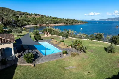 an aerial view of a house with a swimming pool at Villa Aigue Marine - Front de mer in Coti-Chiavari