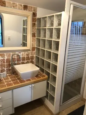 a bathroom with a sink and a mirror at Villa 8 pers vue180 golfe de Porto Vecchio in Porto-Vecchio