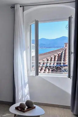 a window with a view of the beach at Studio vue mer - Centre Ajaccio - 150 m cœur de ville in Ajaccio
