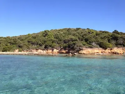 an island in the middle of the ocean at un oasi nel verde in Vaccili