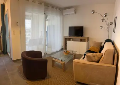 a bedroom with a bed and a desk and a window at Appartement T2 50 m2 Ricanto à AJACCIO in Ajaccio