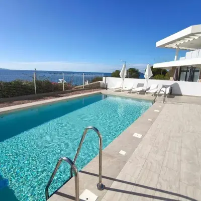 Studio with sea view and pool ideally located