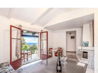 a room with a table with a bottle of wine at Villa 65m2 7 pers - Rondinara, Bonifacio in Bonifacio