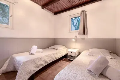 two twin beds in a room with a window at Villa Balistra 45 m2 5 pers Rondinara Bonifacio in Bonifacio