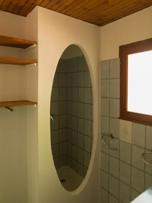a bathroom with a mirror and a shower at Villa Balistra 45 m2 5 pers Rondinara Bonifacio in Bonifacio