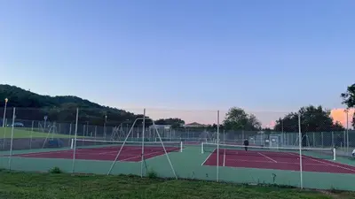 a tennis court with two tennis courts at La villa Emmagathe in Poggio-Mezzana