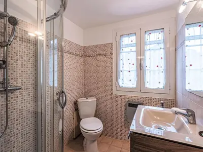 a bathroom with a toilet and a sink and a shower at Maison entre mer et montagne in Santa-Reparata-di-Moriani